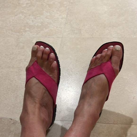 🔥☄️Vanessa Noel Barbie Pink Suede Thong Sandals.  6.5 - Picture 6 of 7